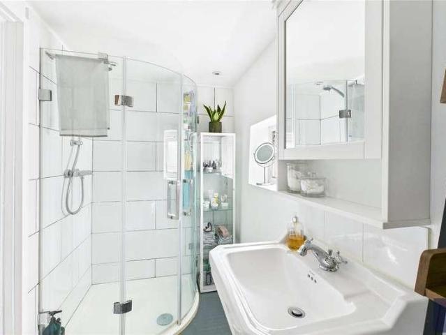 3 bed flat for sale