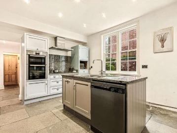 3 bed flat for sale