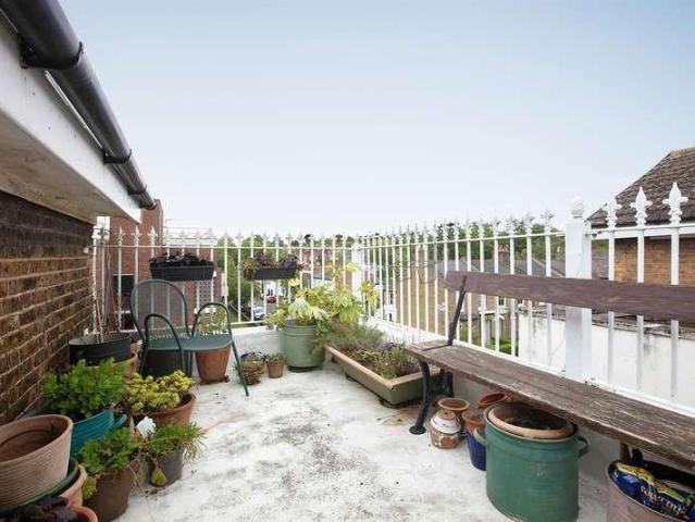 3 bed flat for sale