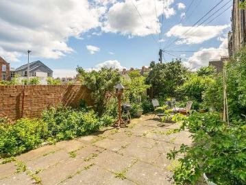 3 bed flat for sale