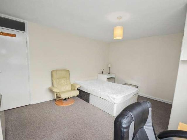 3 bed flat for sale