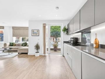 3 bed flat for sale