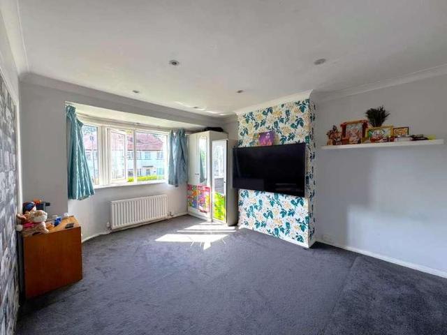 3 bed flat for sale