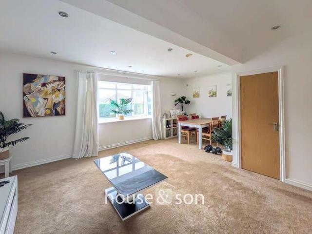 3 bed flat for sale