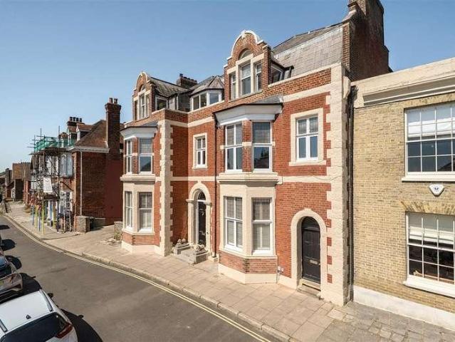 3 bed flat for sale