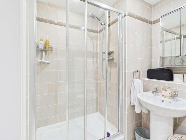 3 bed flat for sale