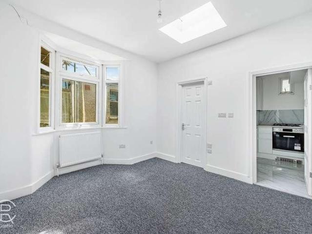 3 bed flat for sale