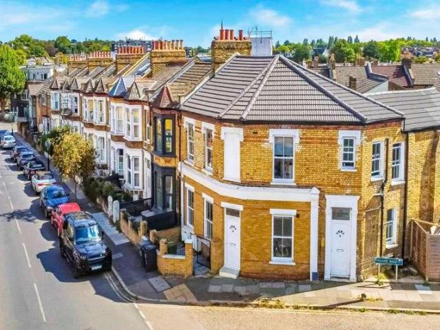 3 bed flat for sale