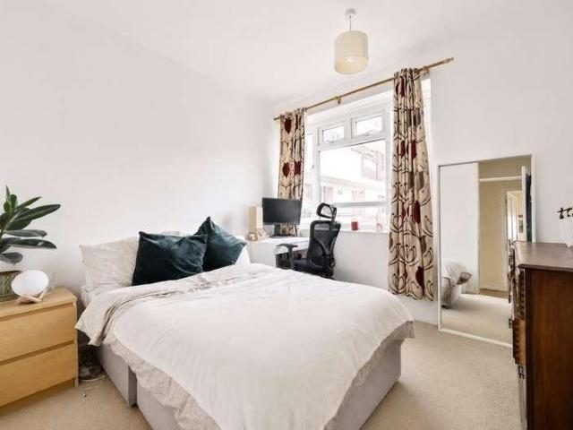 3 bed flat for sale