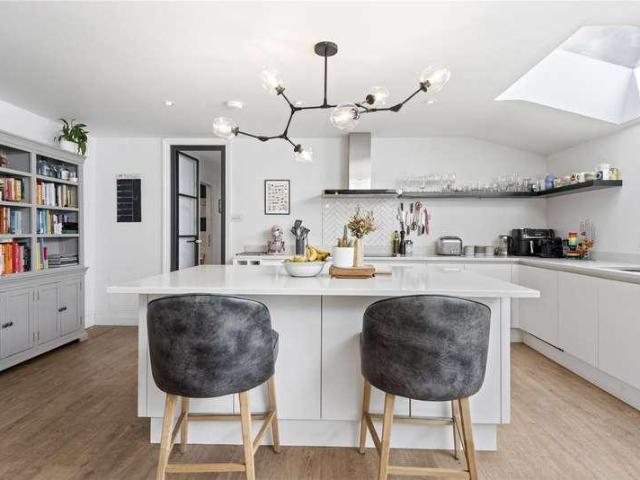 3 bed flat for sale