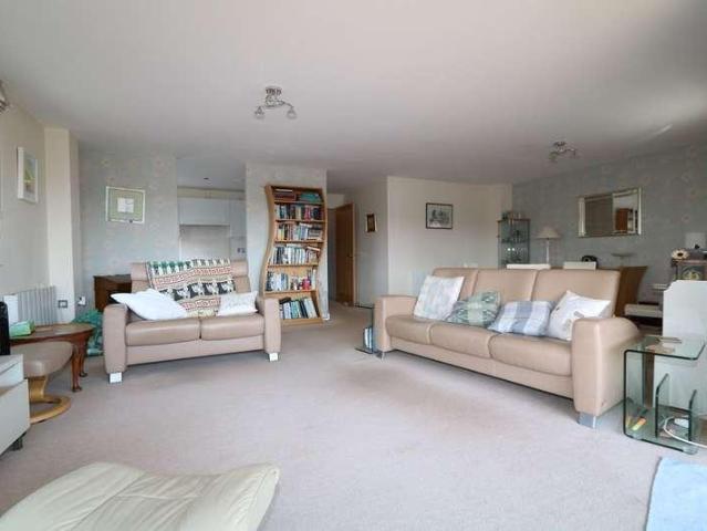 3 bed flat for sale