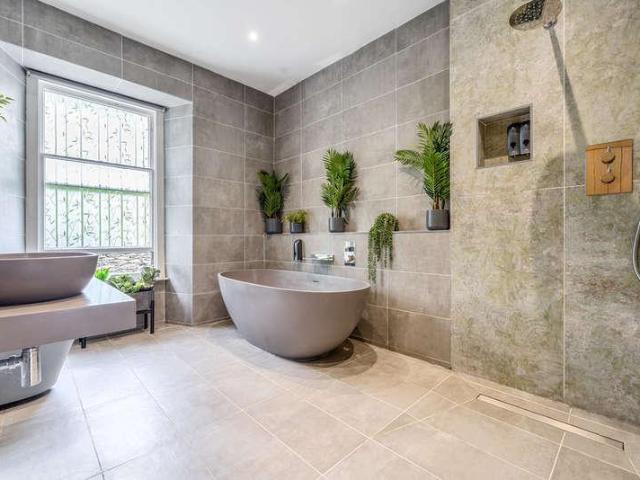 3 bed flat for sale