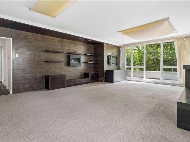 3 bed flat for sale