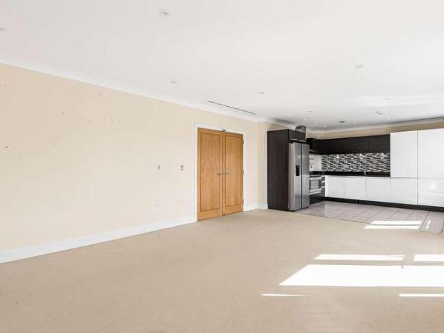 3 bed flat for sale