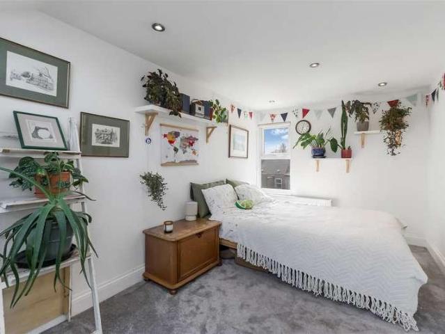 3 bed flat for sale