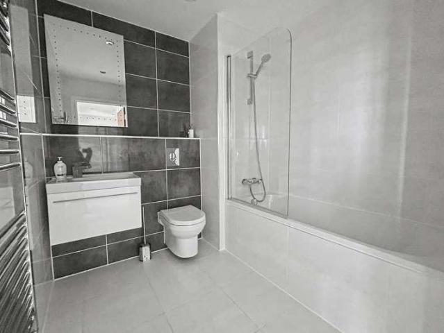 3 bed flat for sale
