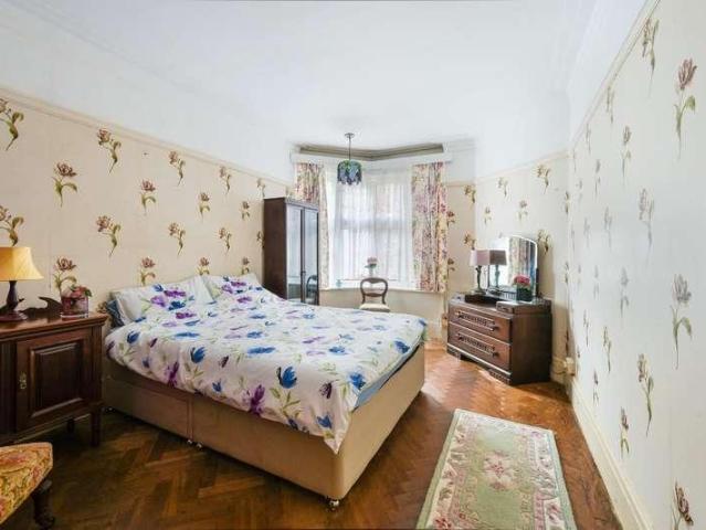 3 bed flat for sale