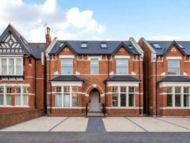 3 bed flat for sale