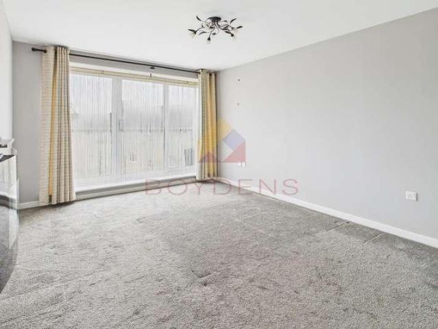 3 bed flat for sale
