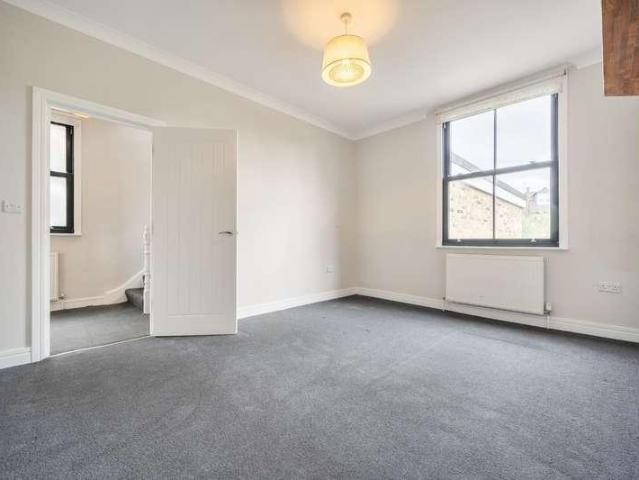 3 bed flat for sale