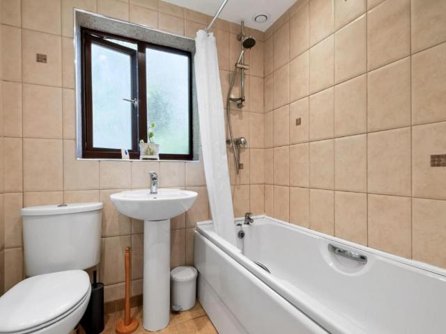 3 bed flat for sale