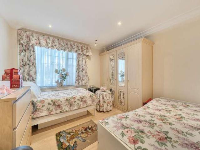 3 bed flat for sale