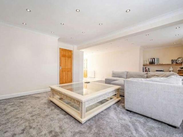 3 bed flat for sale