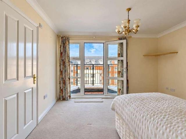 3 bed flat for sale