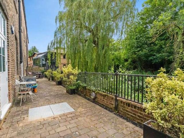 3 bed flat for sale