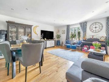 3 bed flat for sale