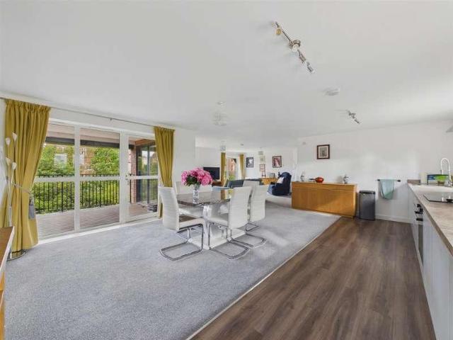 3 bed flat for sale