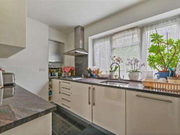3 bed flat for sale