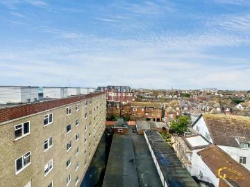 3 bed flat for sale
