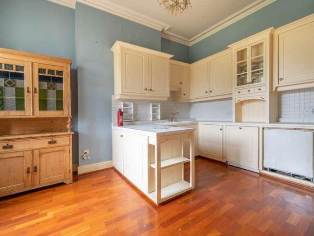 3 bed flat for sale