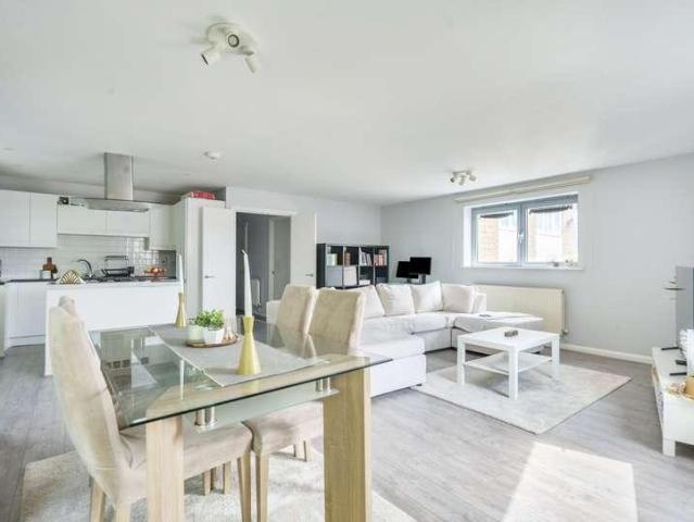 3 bed flat for sale
