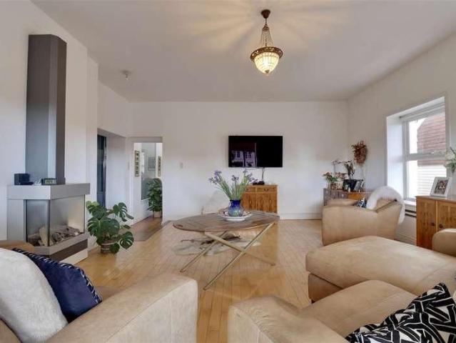 3 bed flat for sale