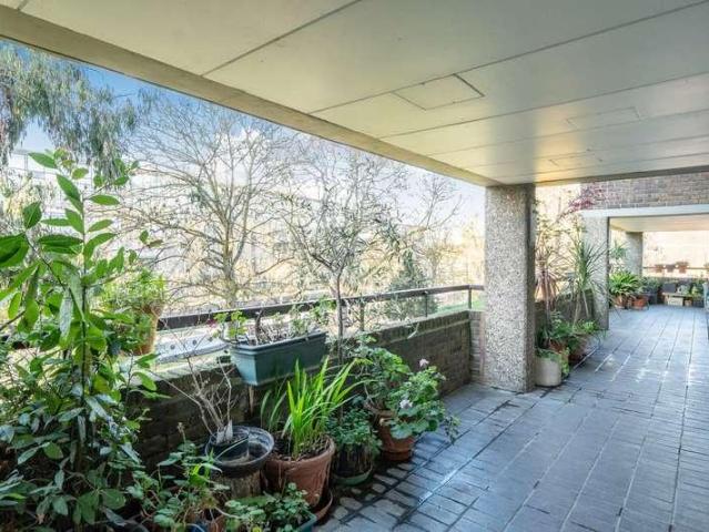 3 bed flat for sale