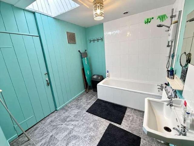 3 bed flat for sale