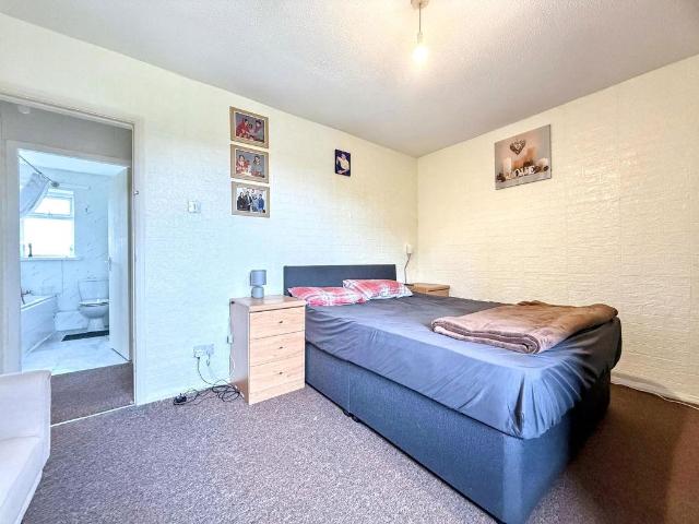 3 bed flat for sale