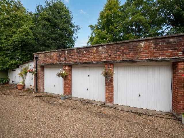3 bed flat for sale