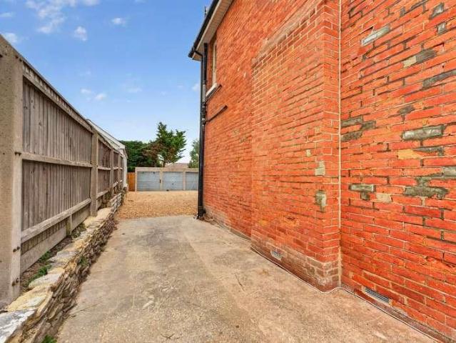 3 bed flat for sale