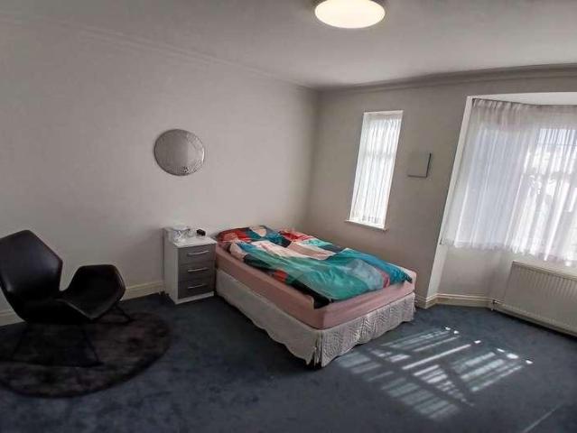 3 bed flat for sale