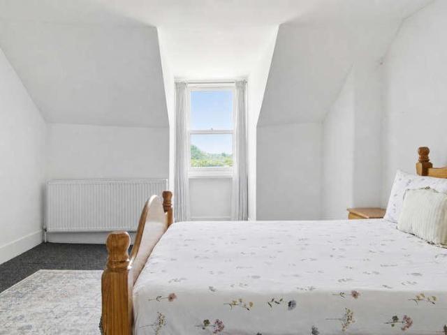 3 bed flat for sale