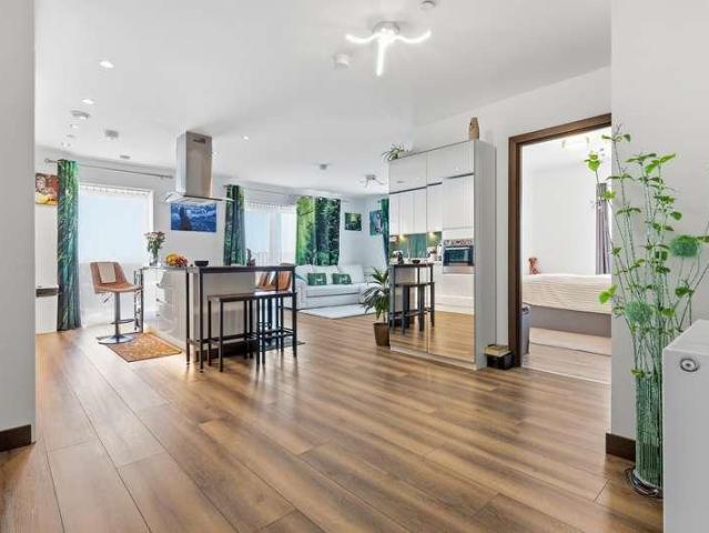 3 bed flat for sale