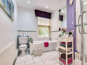 Flat for sale in Burhill - Fireplace, Equipped kitchen