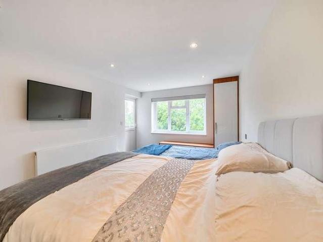 3 bed flat for sale