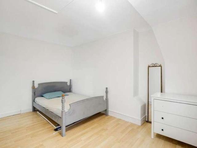 3 bed flat for sale