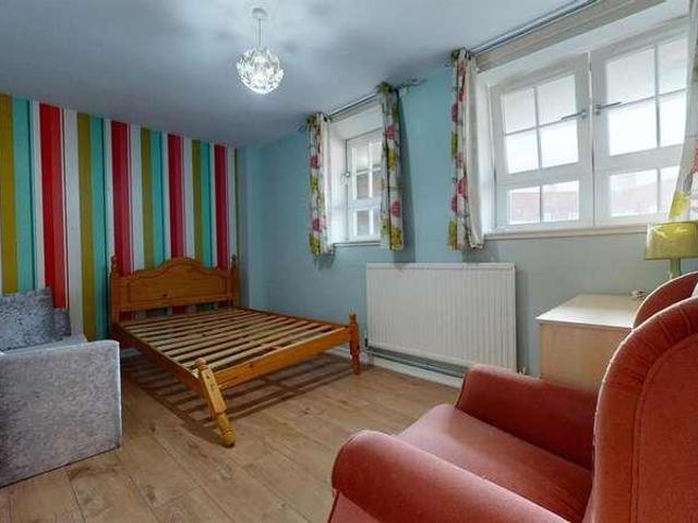 3 bed flat for sale