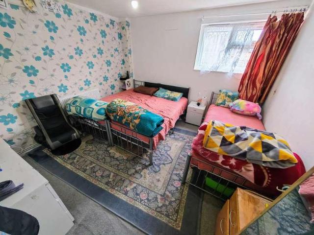 3 bed flat for sale