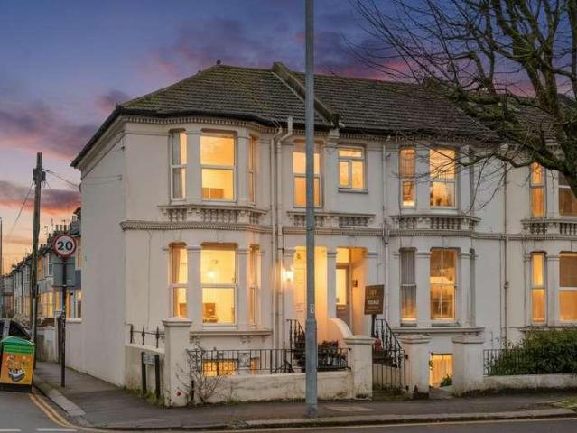 3 bed flat for sale